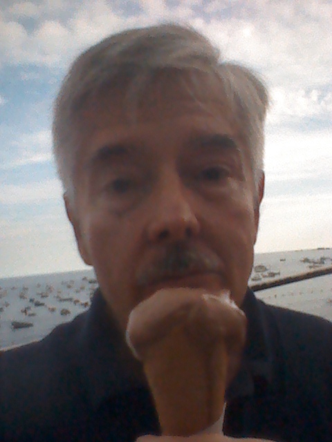 L'autor menjant un gelat